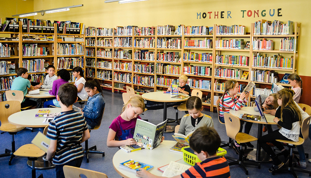 Школа без библиотеки. Библиотека в школе. Дети в библиотеке. Современная детская библиотека. Современная Школьная библиотека с детьми.